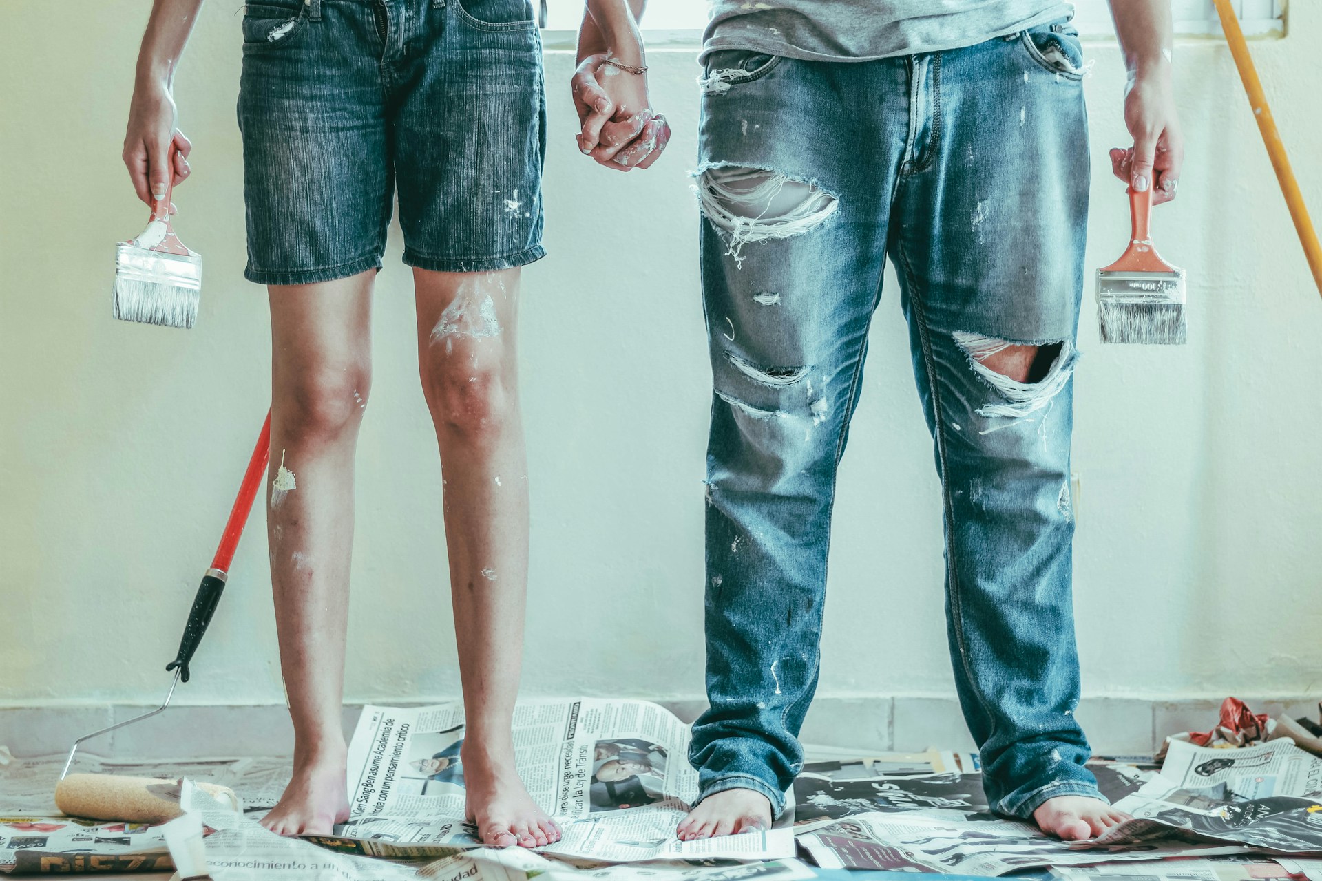 Coppia che dipinge insieme a casa